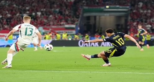 خرج على "نقالة".. إصابة قوية لمهاجم المجر أمام اسكتلندا